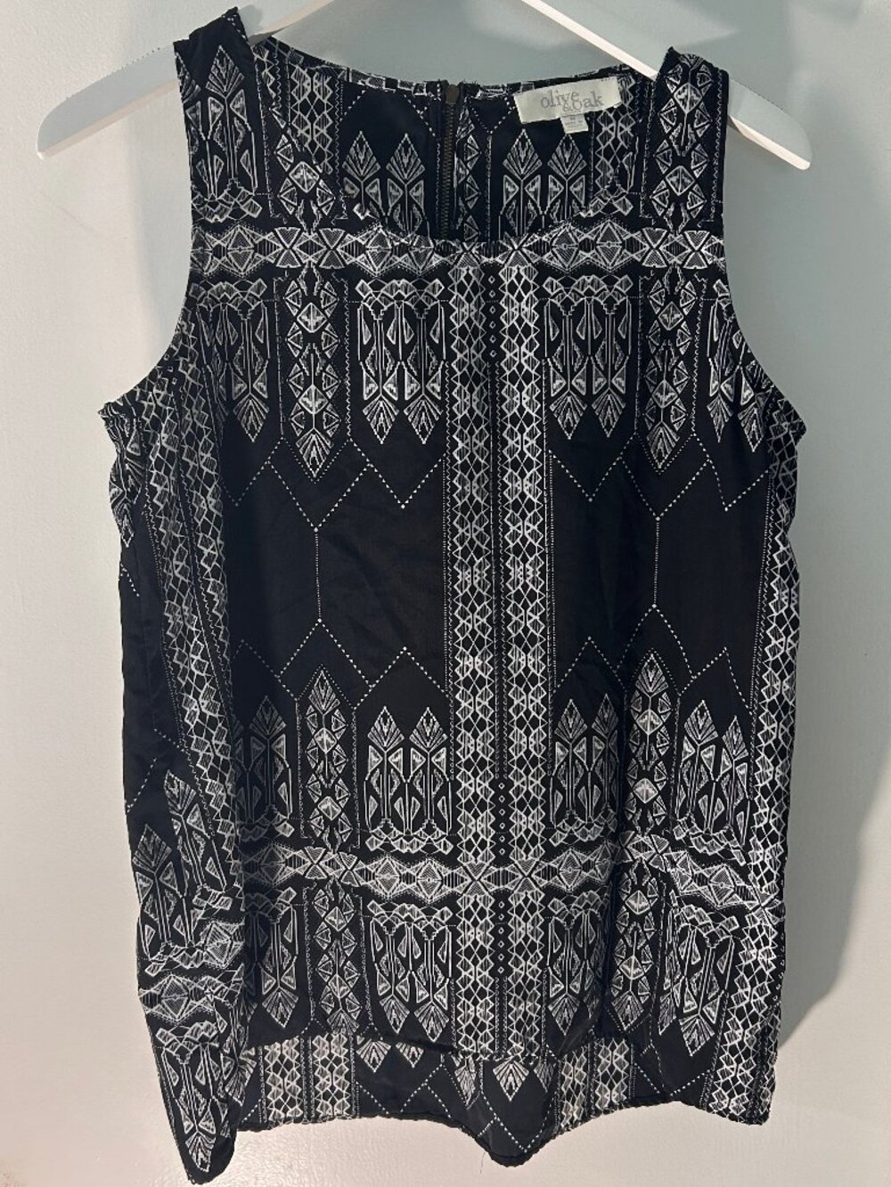 Olive & Oak Black & White Geometric Sleeveless Blouse - Size M